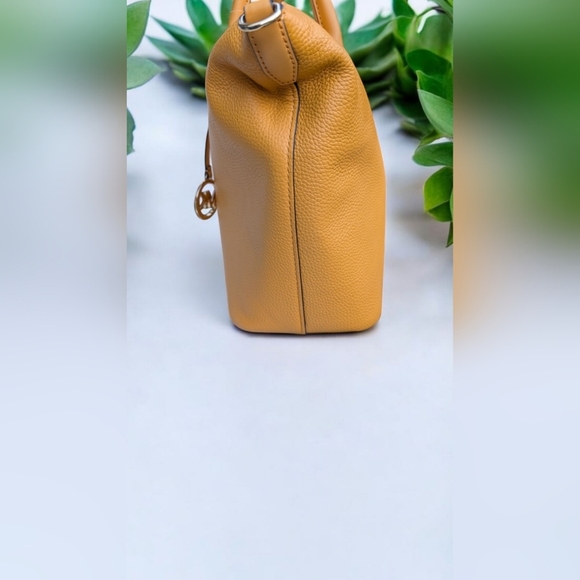 NWT Michael Kors Hyde Large Pebbled Leather Satchel Golden Rod - Picture 3 of 9